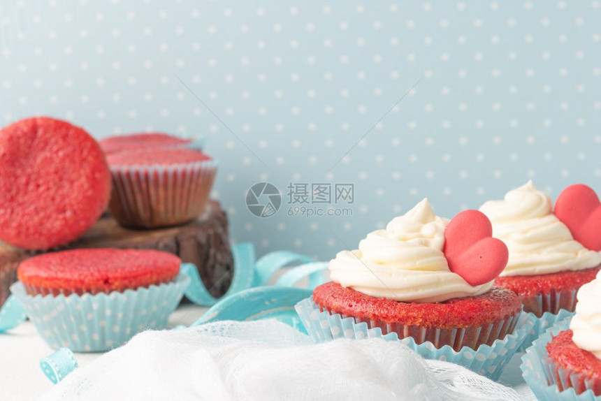 用于情人节的红天鹅绒心蛋糕图片