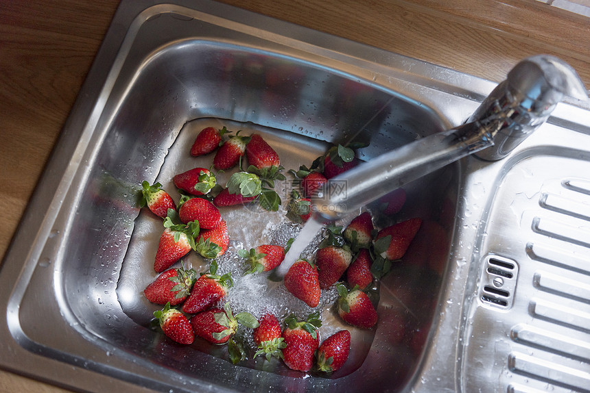 在厨房水槽中收获新鲜的草莓清洗成熟的草莓水果甜食的夏季水果家庭烹饪洗水果图片