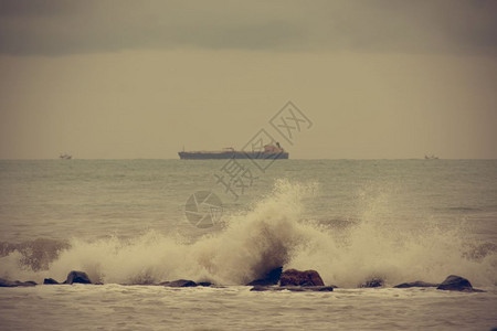 海景在暴风雨中海上的货船图片