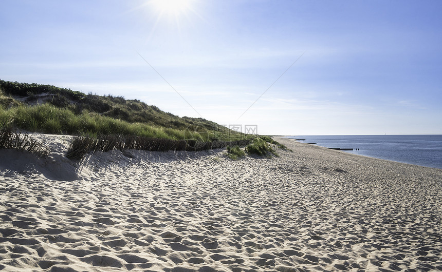 在锡尔特岛北海德意志草丘景观蓝水夏季海滩景观马拉姆草和沙滩上阳光灿烂的海滩景色图片