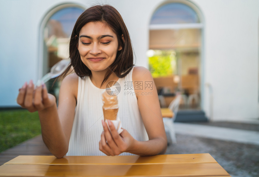 女人在户外吃冰淇淋图片