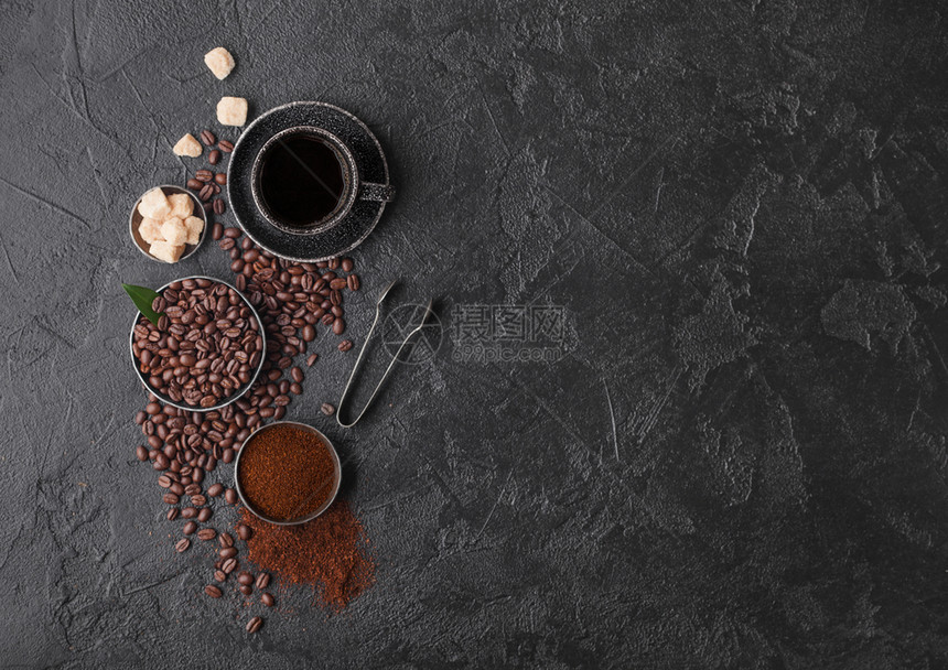 新鲜生有机咖啡茶配豆子和甘蔗糖方块的地面粉末底有咖啡树叶图片