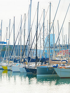 西班牙巴塞罗纳港的著名湾码头游艇俱乐部高清图片素材