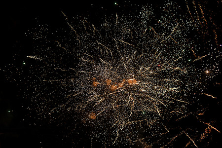 火花视频4月日或新年独立前的烟花节目6月4日或新年独立之前的烟花节目中深黑背景天空的彩色烟花设计图片