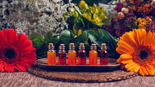 用透明瓶装满木板上的红和橙油花装饰小白背景透明的高清图片素材
