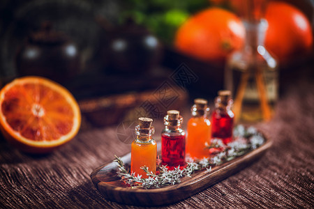 木板上装满红油和橙的瓶子新鲜柑橘水果橙子和石灰被切成两半健康高清图片素材