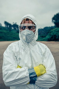 身着细菌保护防服和面具的青年男子身着细菌保护防服和面具的男子图片