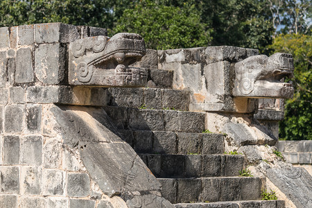 在墨西哥ChicenItza考古遗址的美洲豹雕像头塑背景图片