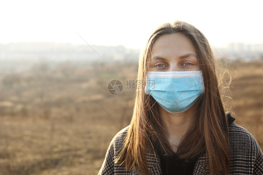 一名身戴保护面罩防止传染病冠状毒cornacvid19和户外流感的妇女照片贴紧了复制空间欧洲的冠状爆发流感传播预防拍摄一名身戴保图片