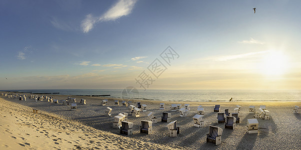夏季海滩风景北日落时有柳叶椅子锡尔特岛海滩度假胜地德国沙滩图片