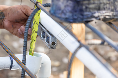 水准尺在建筑工地安装pvc管道时使用水工平面和磁带测量装置背景