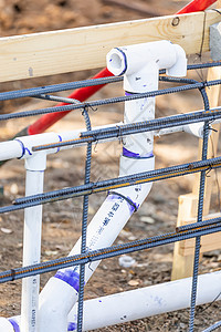 新安装的pvc管道和建筑工地的钢管结构灌溉高清图片素材