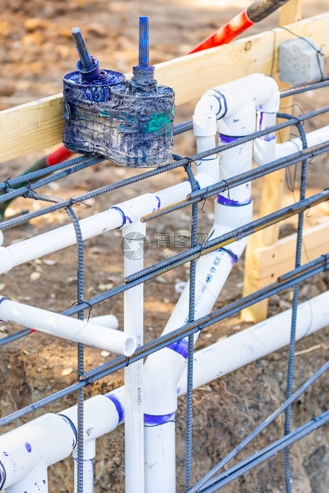 新安装的pvc管道和建筑工地的钢管结构图片