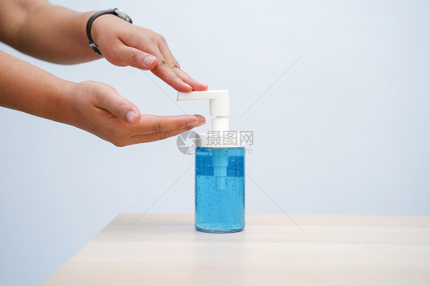 妇女用酒精洗手凝胶洗手图片