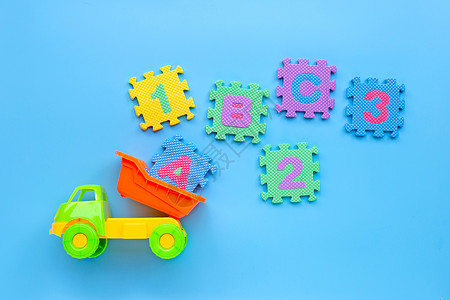 使用英语字母和蓝色背景数字的多彩玩具教育概念复制空间图片