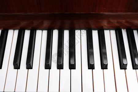钢琴键盘背景的黑白键图片
