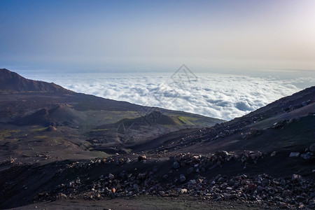 多子多福从非洲佛得角的皮科多福戈看云层上的卡代拉斯从佛得角的picodofogo看云上的chadascaldeiras背景