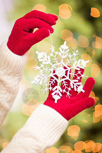 白色毛衣妇女穿着季节红手套带着白雪花圣诞节装饰品设计图片
