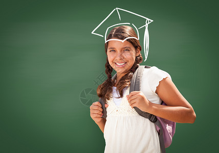 背着黑板包头顶戴消防员盔的年轻西班牙女学生头顶上粉笔背景图片