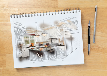 桌边的草图垫上画着定制厨房和笔的画图片