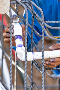 在建筑工地安装pvc管道的水工灌溉高清图片素材