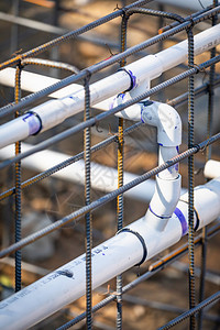 新安装的pvc管道和建筑工地的钢管结构建设高清图片素材
