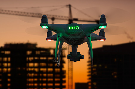 无人驾驶飞机在建筑物上空飞行图片