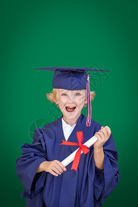 穿着毕业帽子绿衣的可爱白人男孩学生高清图片素材