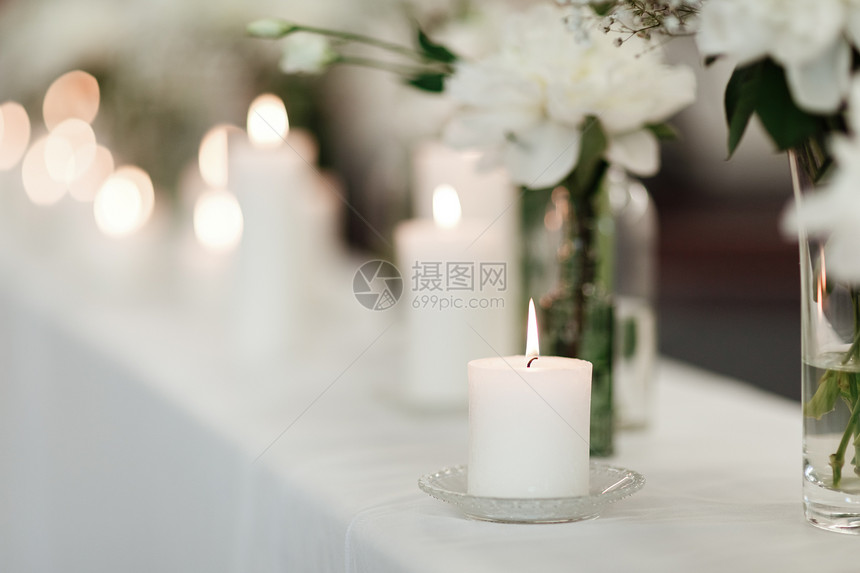 盛装鲜花和绿的朵装饰桌上的蜡烛舒适和风格现代活动设计选择焦点婚礼招待会的桌子设置花朵和绿菜的选择焦点图片