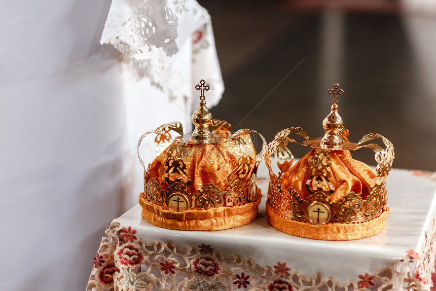 婚礼金冠在教堂的桌子上婚礼王冠在教堂准备结婚仪式礼的王冠在教堂桌子上婚礼金冠在教堂桌子上婚礼王冠在教堂结婚仪式上礼的王冠准备结婚图片