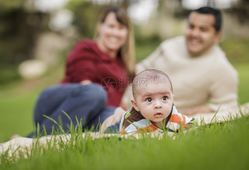 快乐的一家人在公园玩耍图片