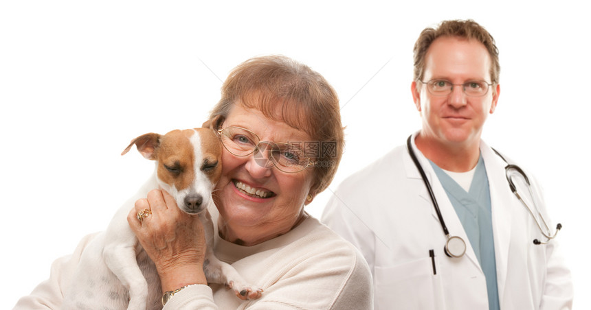 快乐的老年妇女带着她的狗和男兽医孤立在白色背景图片
