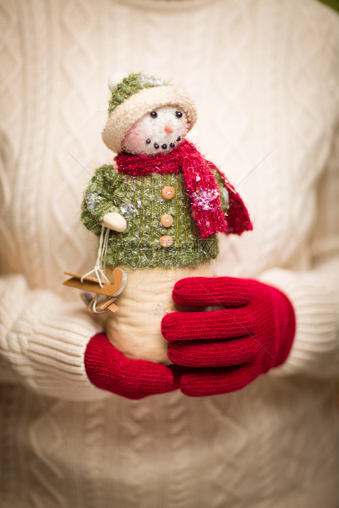 身着季节红手套带着圣诞雪人的女图片