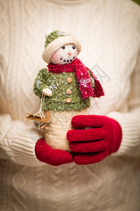 身着季节红手套带着圣诞雪人的女图片