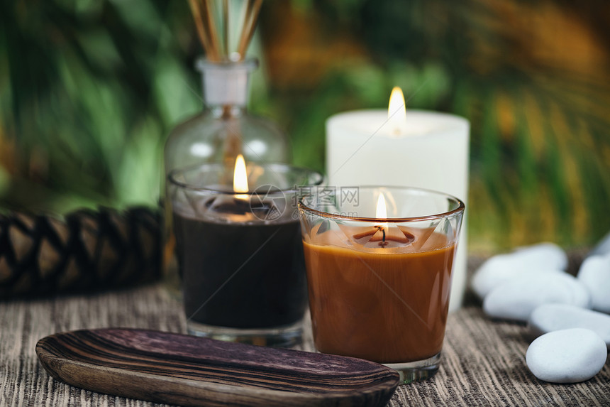 香味褐色蜡烛松果和背景基本油雾香蜡烛巧克力棕色和焦糖香蜡烛图片