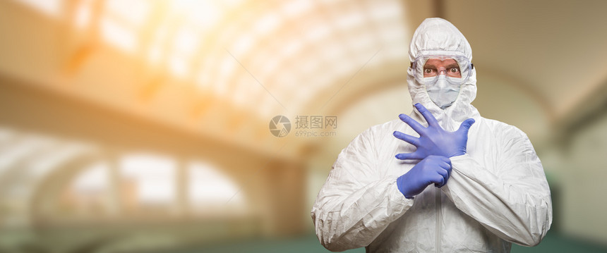 身戴防护面罩和手术套的男医生或护士在院内戴保护面罩和外科手套图片