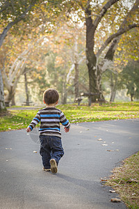 快乐的小男孩在公园走动图片