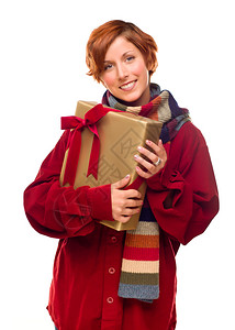 穿着围巾的红发美女拿着包的礼物孤立在白色背景上图片