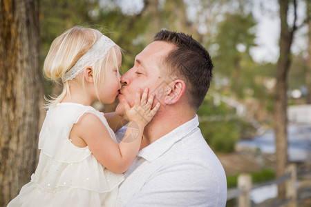 父亲亲吻着自己可爱的女儿图片