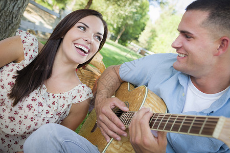 女友开心的倾听男友弹吉他图片