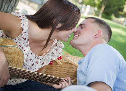 在公园里亲吻吉他背景图片
