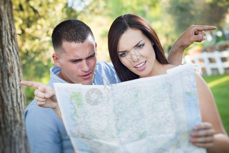 情侣在地图上找地址图片