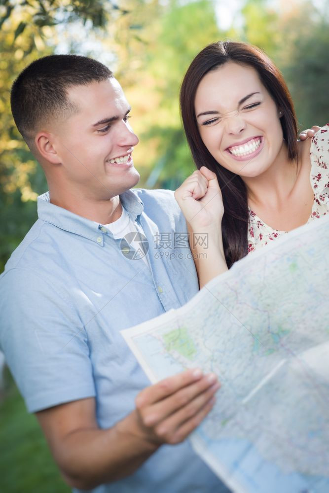 情侣在地图上找到目的地图片