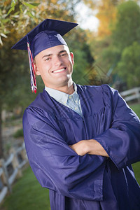 穿着帽子和礼服的帅男毕业高清图片