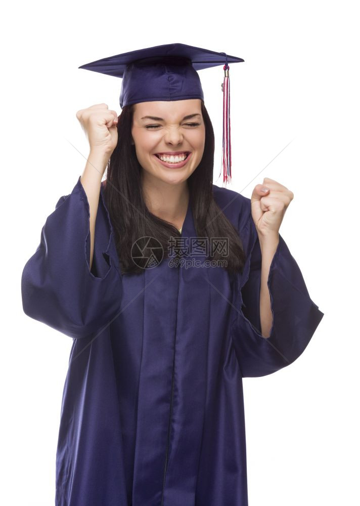 快乐的混合种族毕业女穿着帽子和礼服欢呼着孤立的白色背景图片