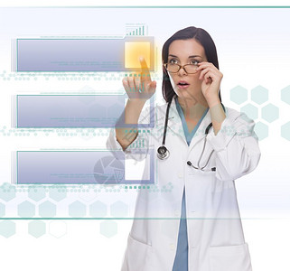 年轻医生或护士在未来的半透明面板上按着空白钮图片