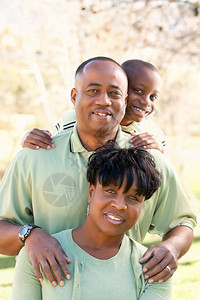 美丽的非洲籍家庭肖像一起在外面图片