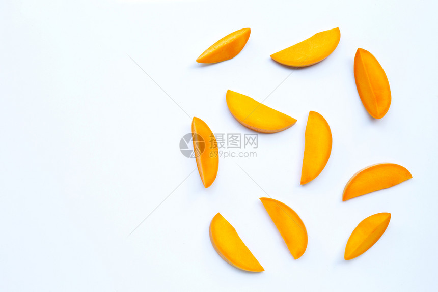 白色背景上的热带水果芒片图片