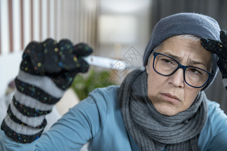 感冒和高发龄老年妇女从数字温度计中读取体高龄妇女看数字温度计图片