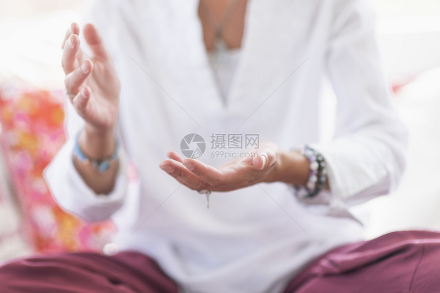 怀念的女人坐在莲花姿势冥想用她的双手表现尊重姿态精神觉醒尊重图片